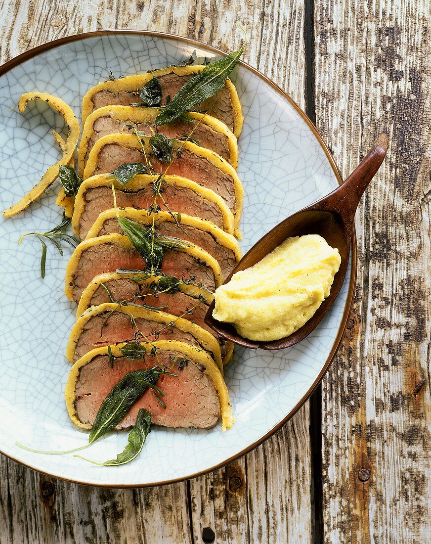 Roastbeef mit Pecorino-Kruste, Kräutern und Polenta