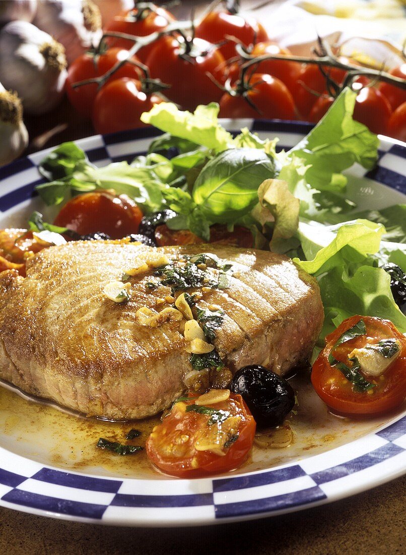 Thunfisch mit Tomaten und Salat