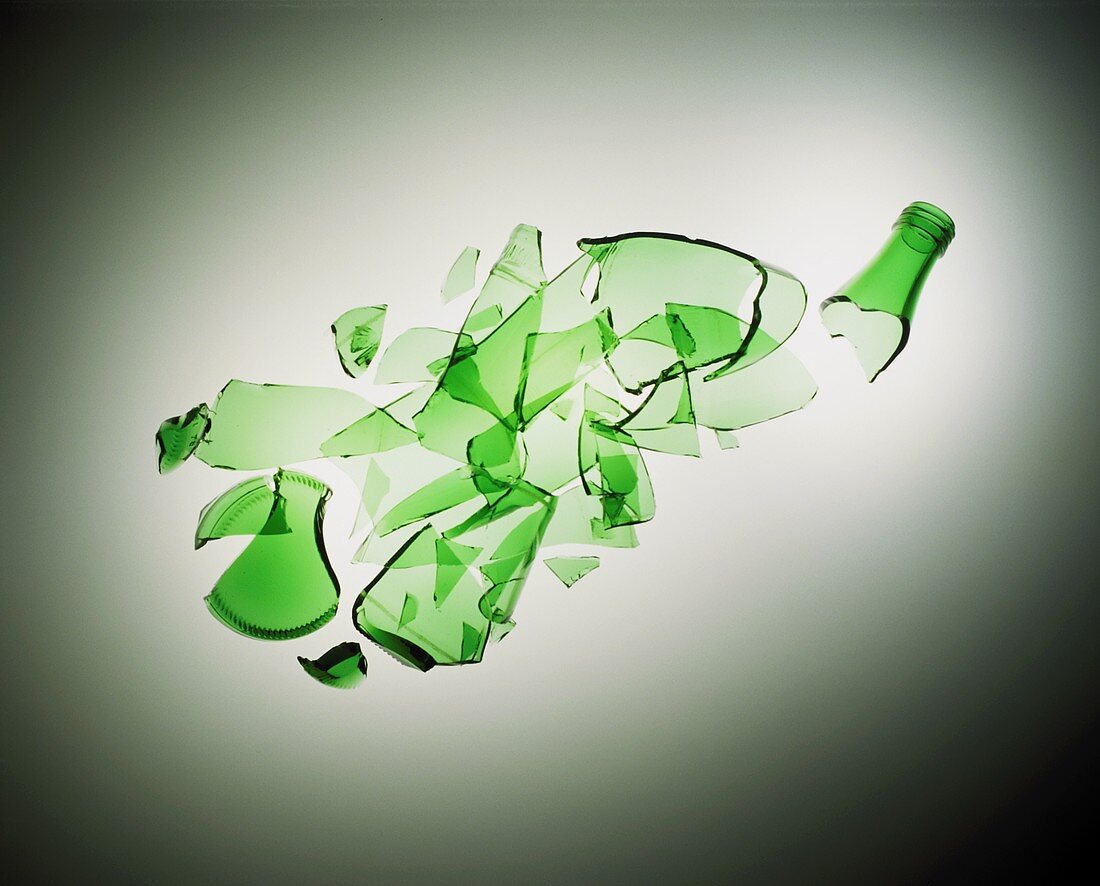 Zerbrochene grüne Glasflasche