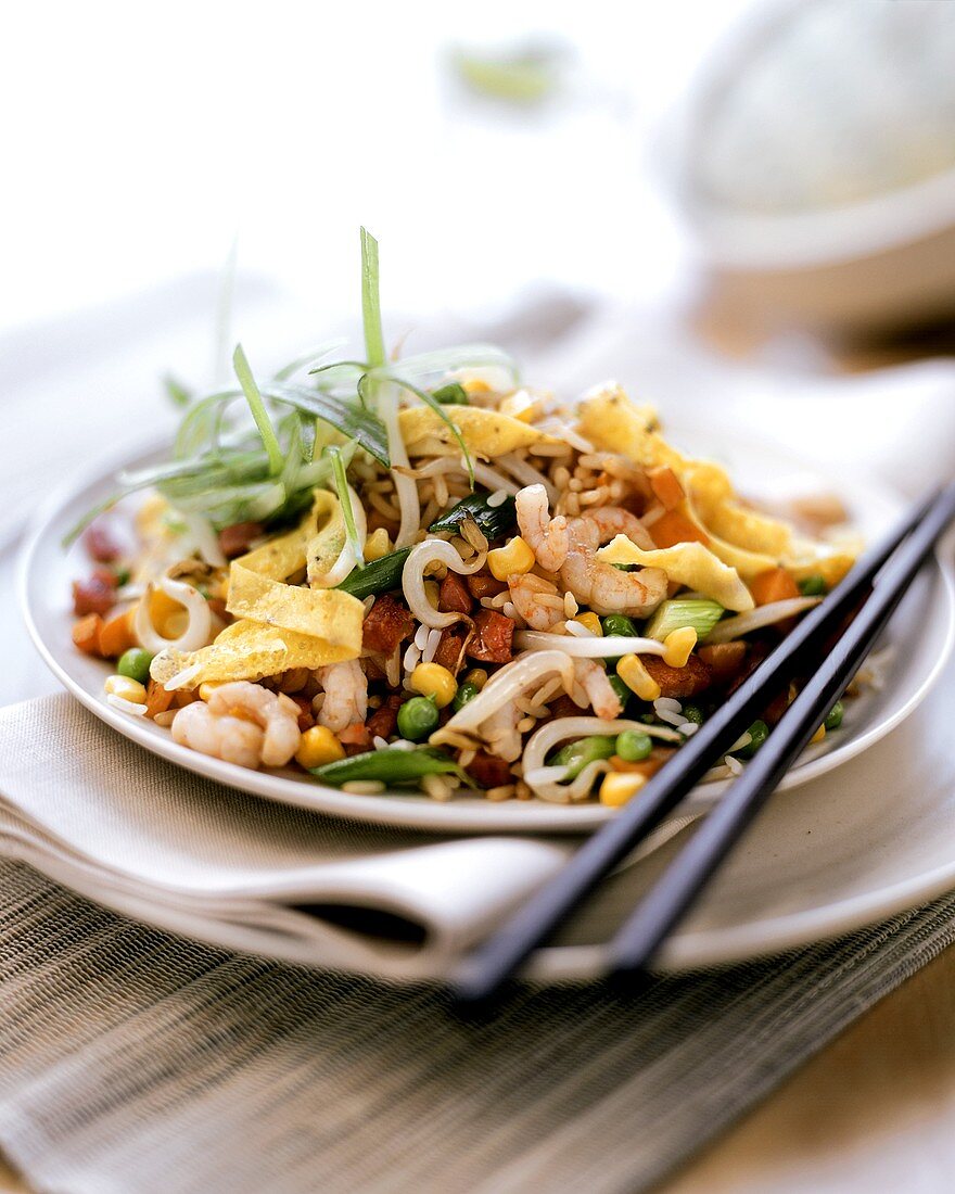 Asiatischer Reissalat mit Garnelen und Omelettestreifen