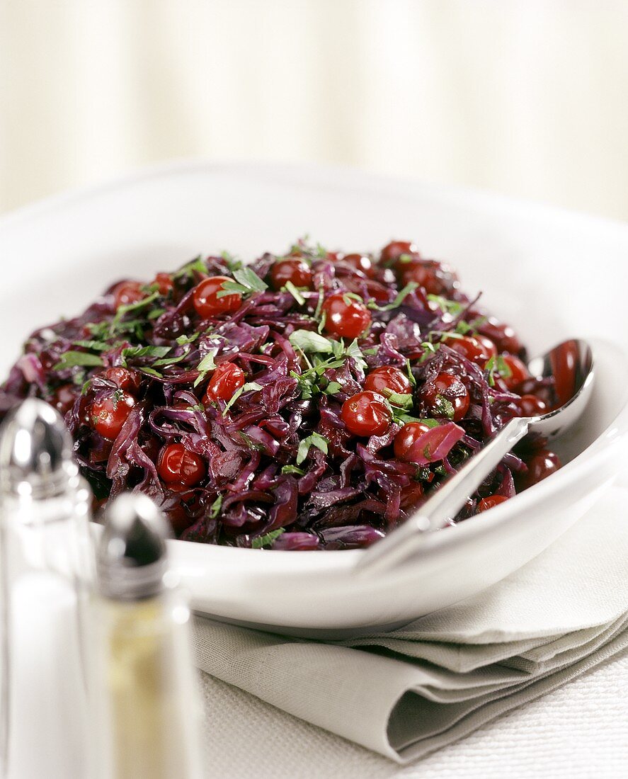 Red cabbage with cranberries and parsley