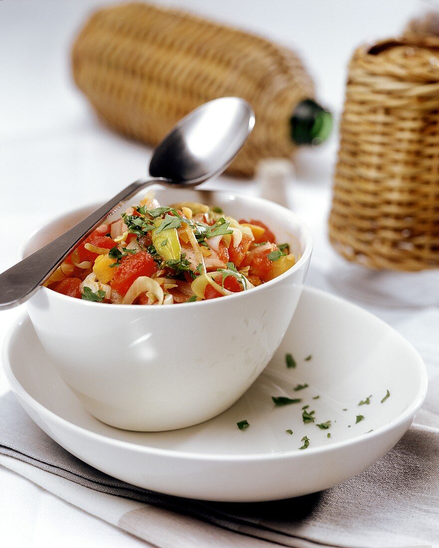 Tomaten-Zwiebel-Salat mit Petersilie