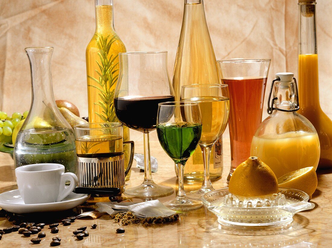Verschiedene Getränke in Gläsern und Flaschen