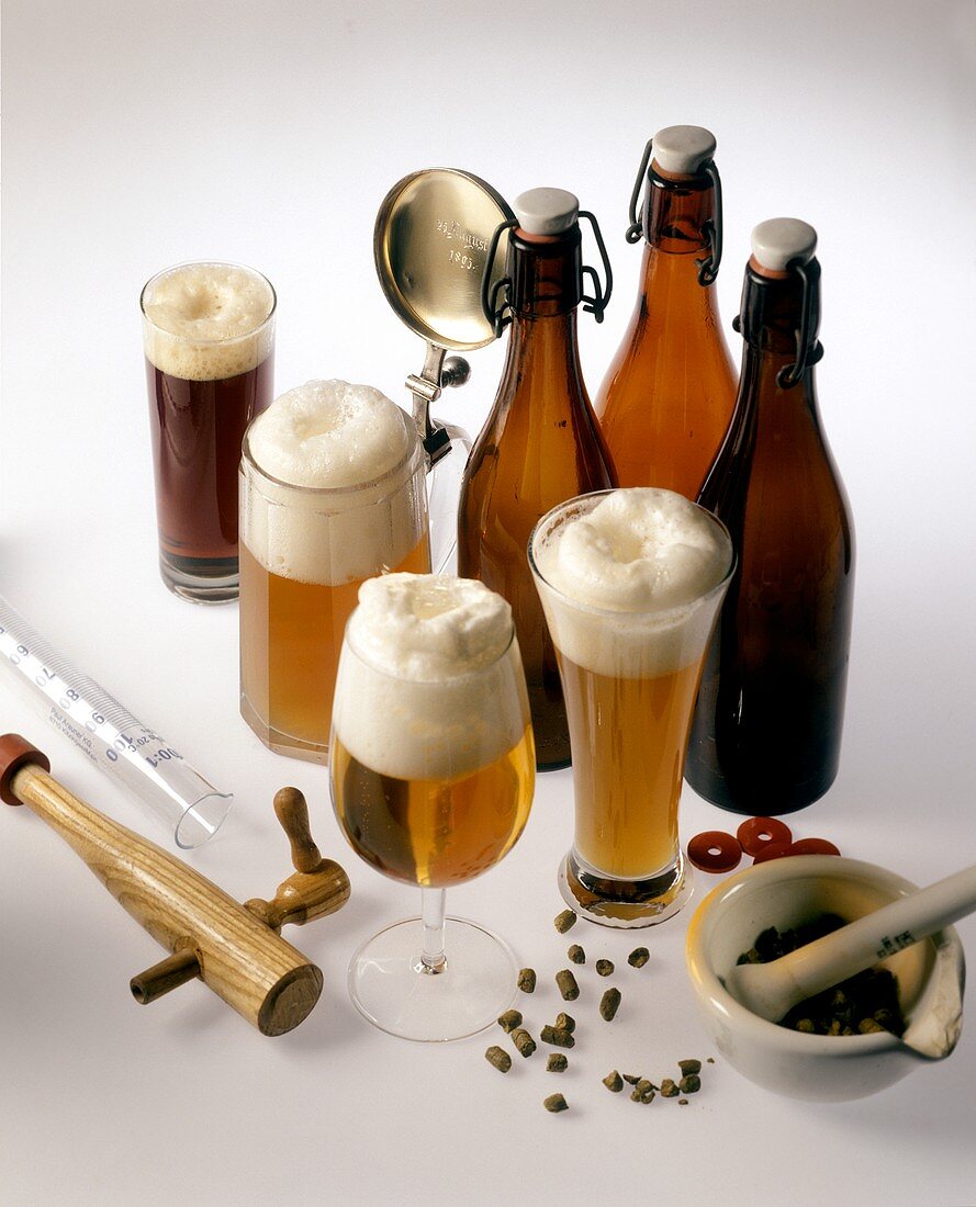 Dunkles Bier mit Zutaten zum Bierbrauen