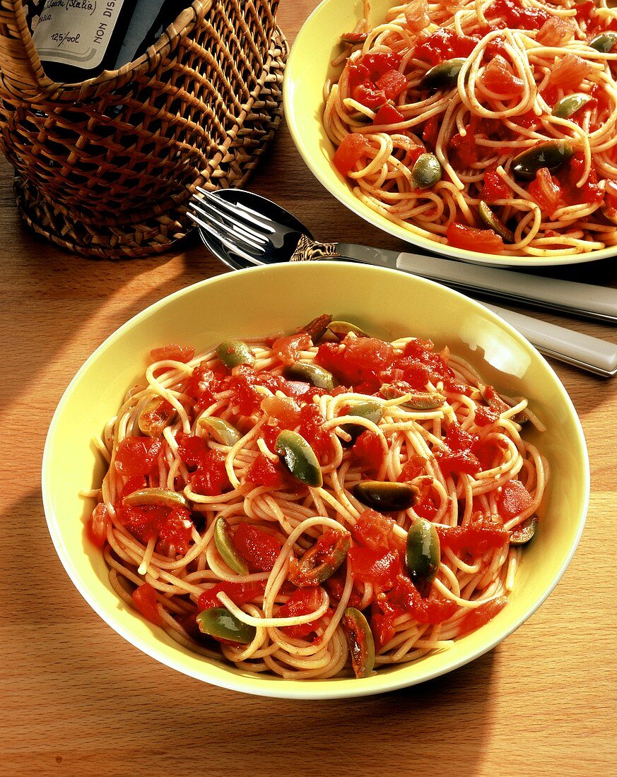 Pasta al pomodoro e olive (Spaghetti mit Tomaten & Oliven)