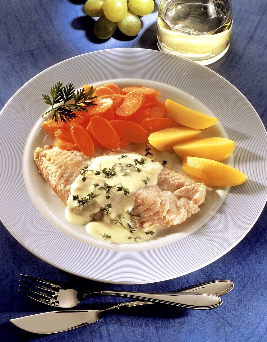 Redfish fillet with cress sauce, carrots and potatoes
