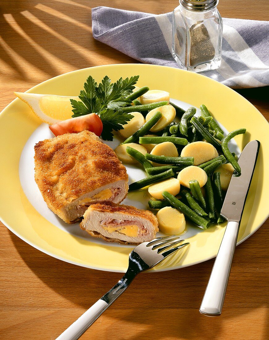 Cordon bleu mit Bohnen-Kartoffel-Salat