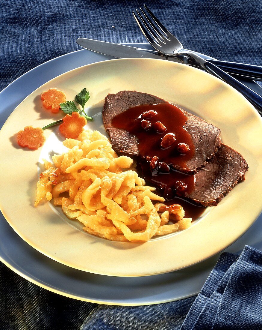 Rinderbraten mit Rosinensauce und Spätzle