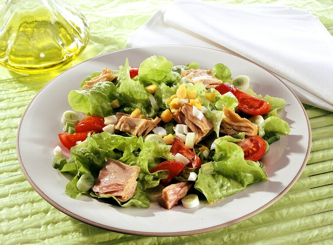 Spring salad with tuna and chopped eggs