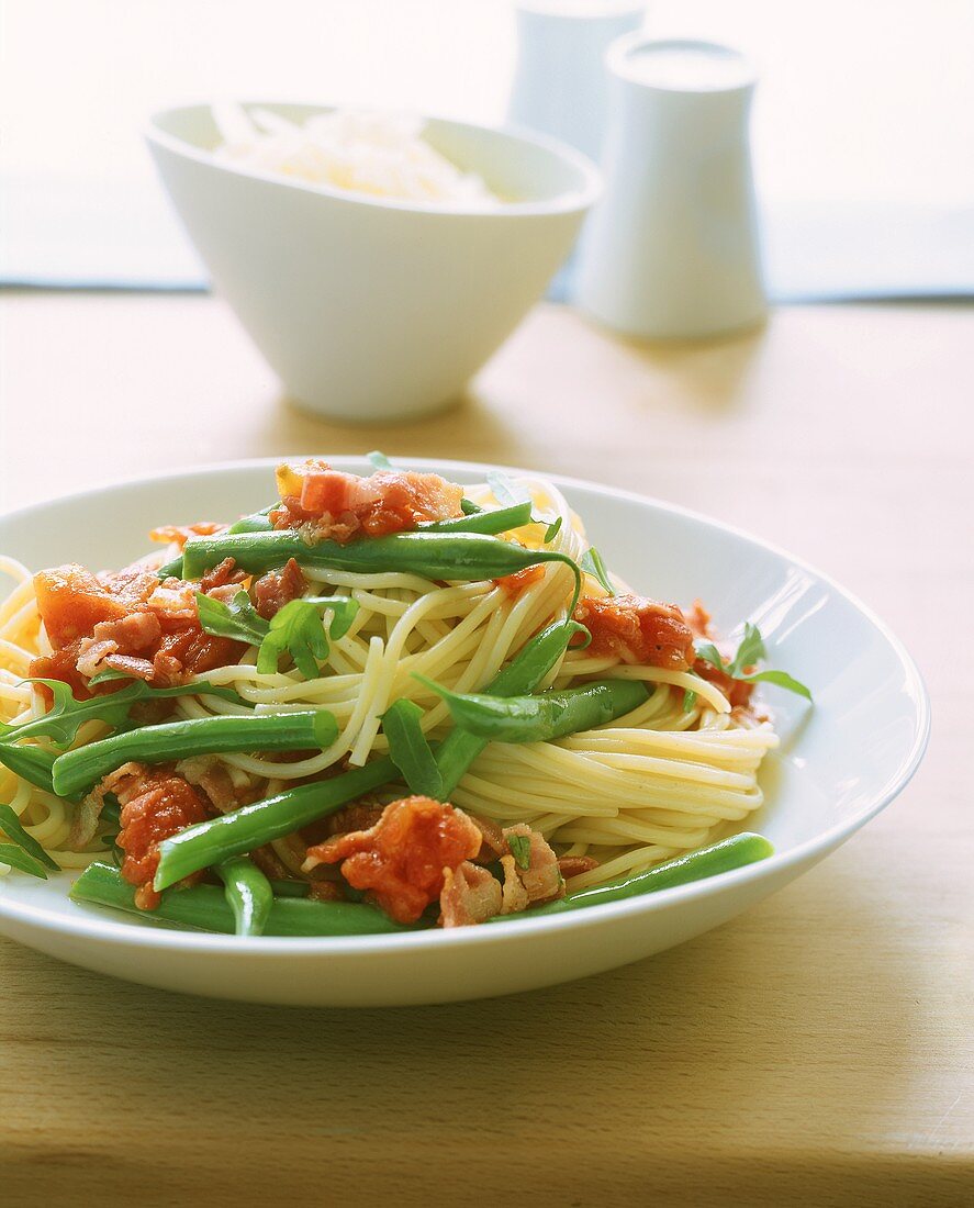 Pasta e fagiolini (Spaghetti with green beans & tomatoes)