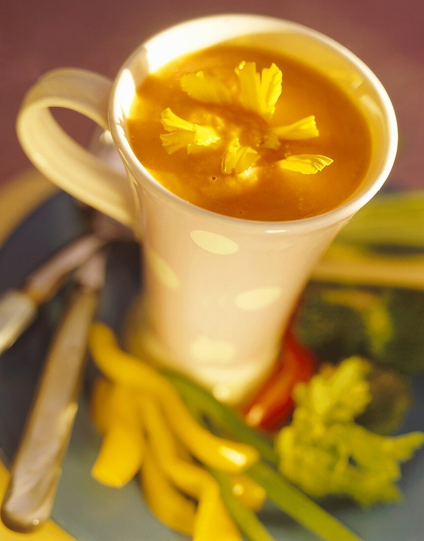 Tomatensuppe mit Calendulablüten