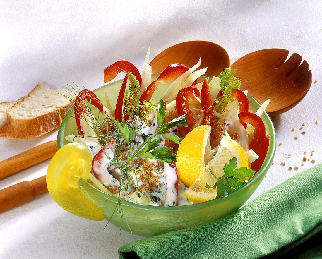 Fenchel-Paprika-Salat mit Joghurtdressing und Sesam