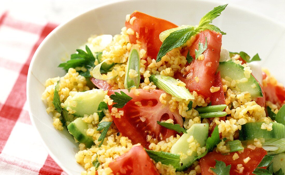 Tomaten-Bulgur-Salat mit Gurke und Frühlingszwiebeln