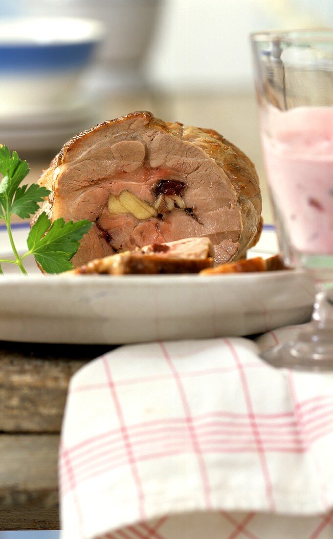 Schweinebraten mit Apfel und Preiselbeeren