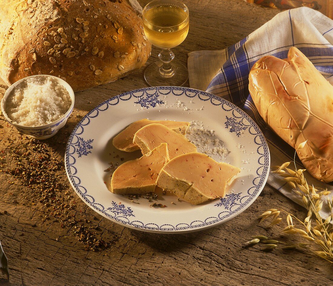 Gänseleberpastete mit Salz, Brot und Weißwein