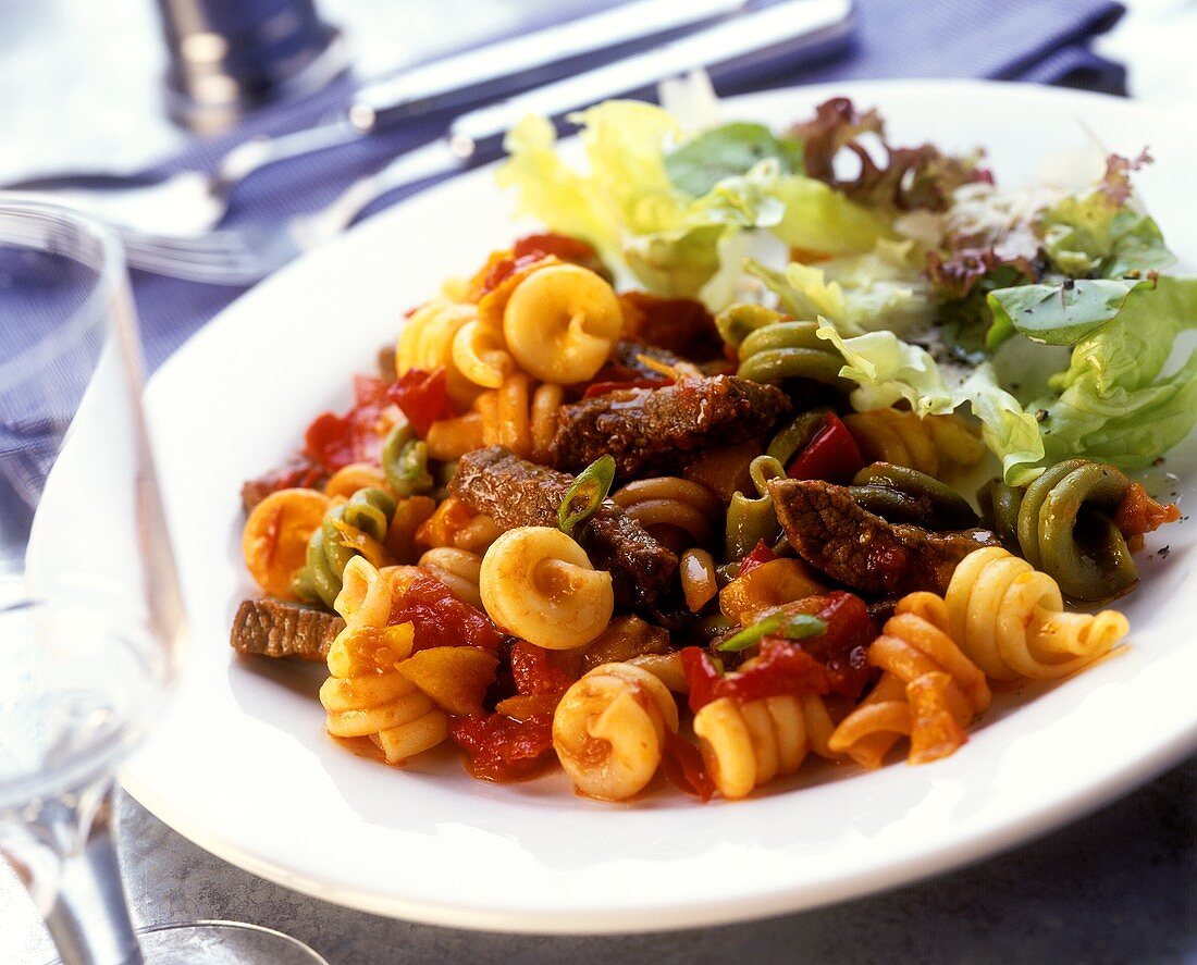 Spiral pasta with beef, tomatoes and lettuce