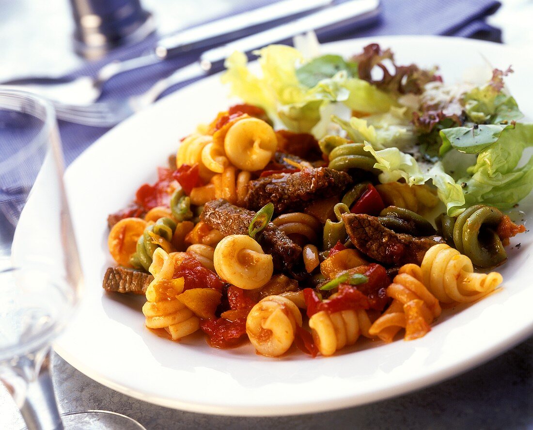 Spiralnudeln mit Rindfleisch, Tomaten und Salat