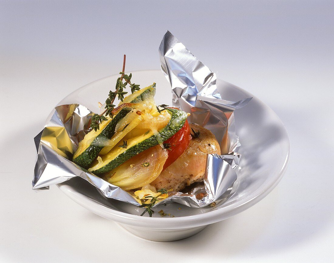 Vegetable parcels with chicken breast cooked in foil