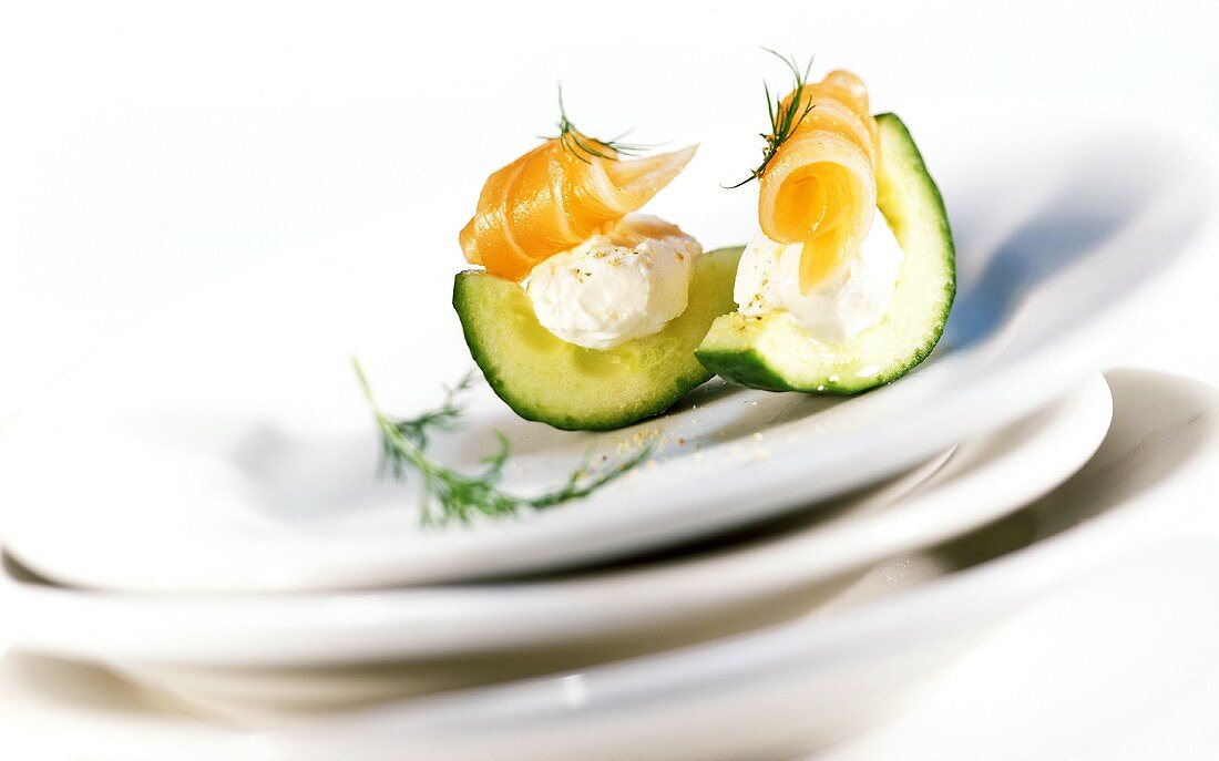 Cucumber snacks with soft cheese and salmon