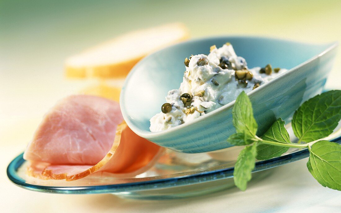 Peppered cream dip with ham