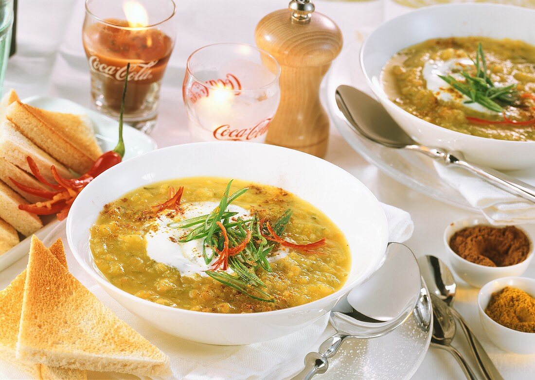 Scharfe Aprikosen-Möhren-Suppe mit Curry und Zimt; Coca Cola