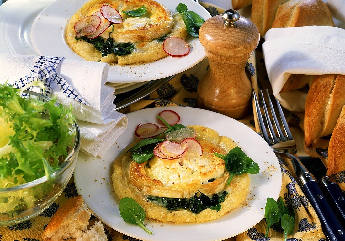 Spinat-Kartoffel-Törtchen mit Ziegenkäse und Radieschen