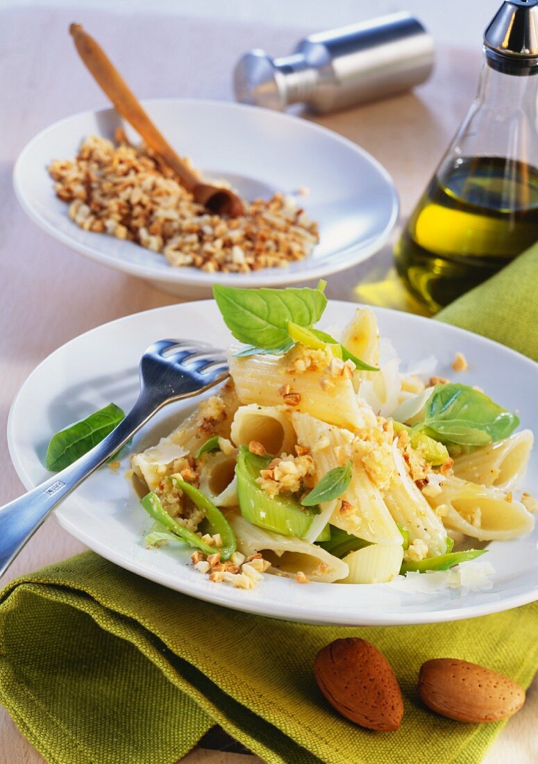 Pasta con le mandorle (penne with almond sauce and leeks)