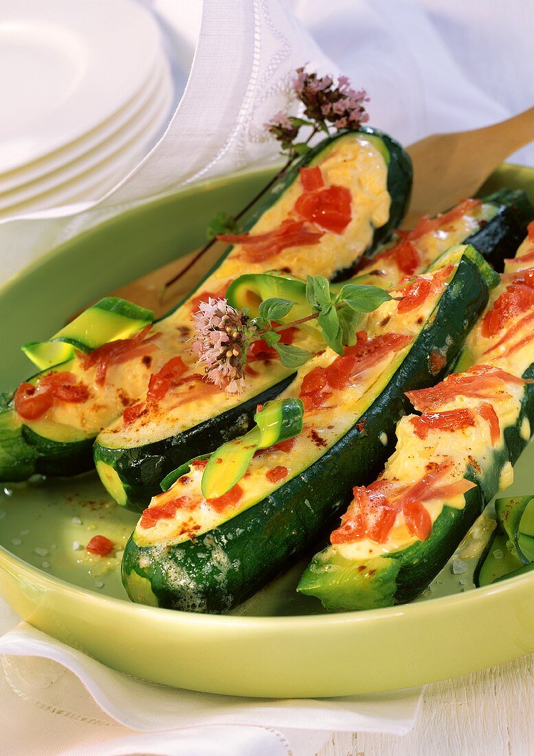 Gefüllte Zucchini mit Tomaten, Schinken und Frischkäse