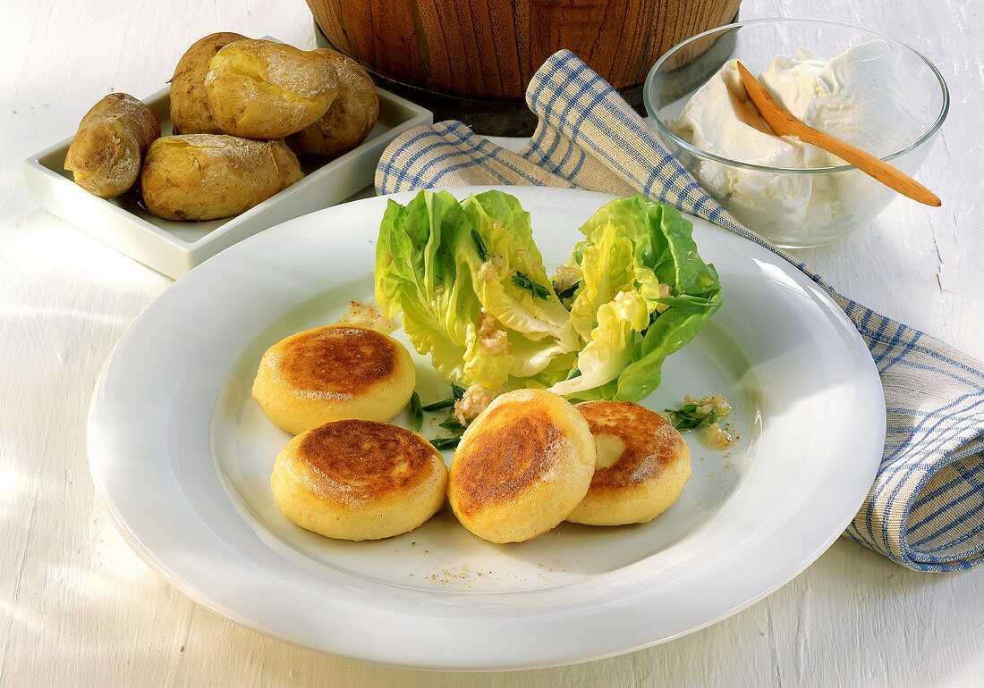 Kartoffelplätzchen mit Kopfsalat