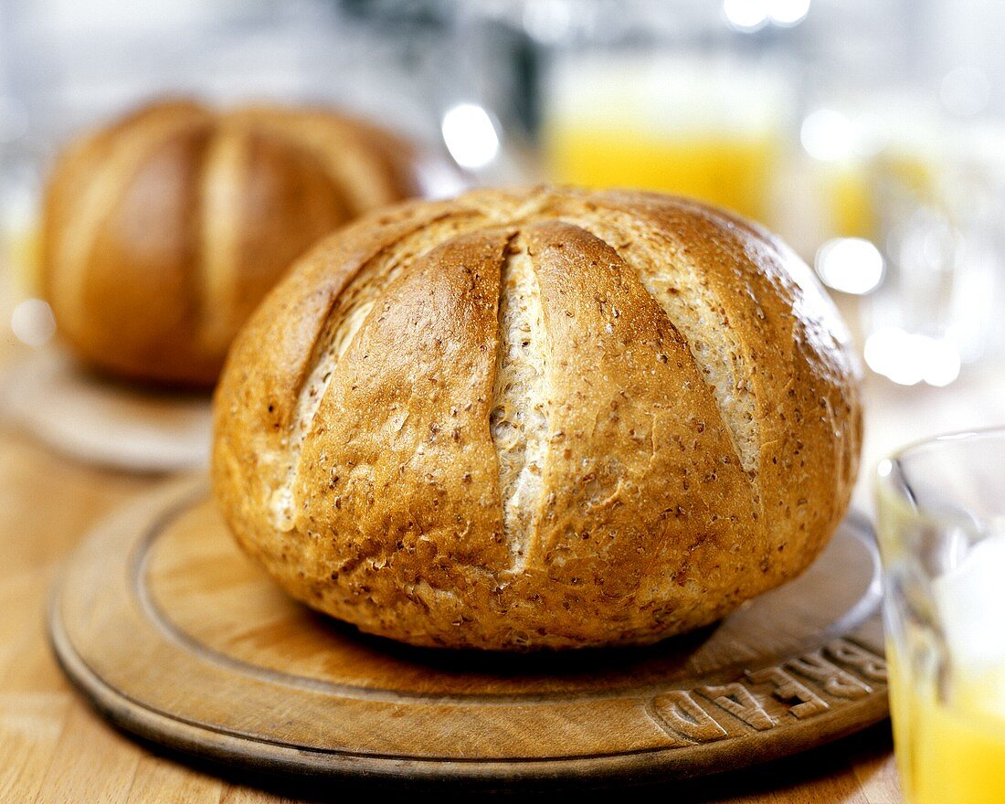 Rundes Grahambrot auf Holzteller