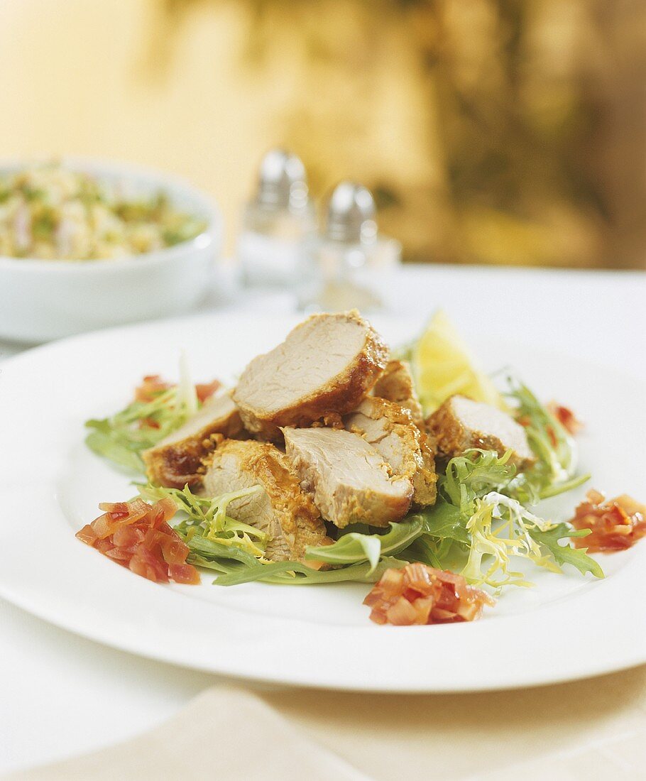 Schweinebratenscheiben auf Blattsalat