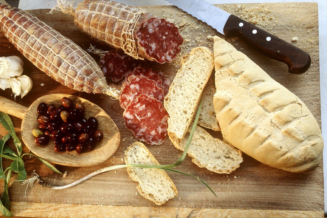 Salami, Brot und Oliven aus Piemont
