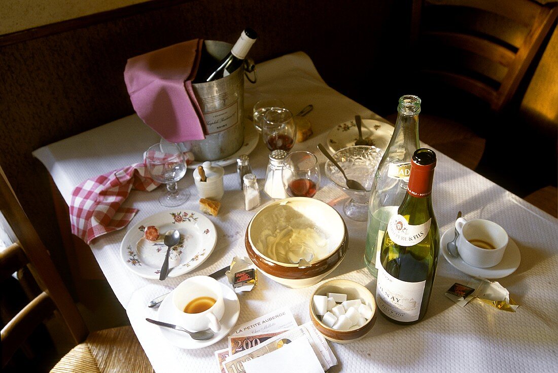 Nach dem Essen: Tischszene in französischem Restaurant