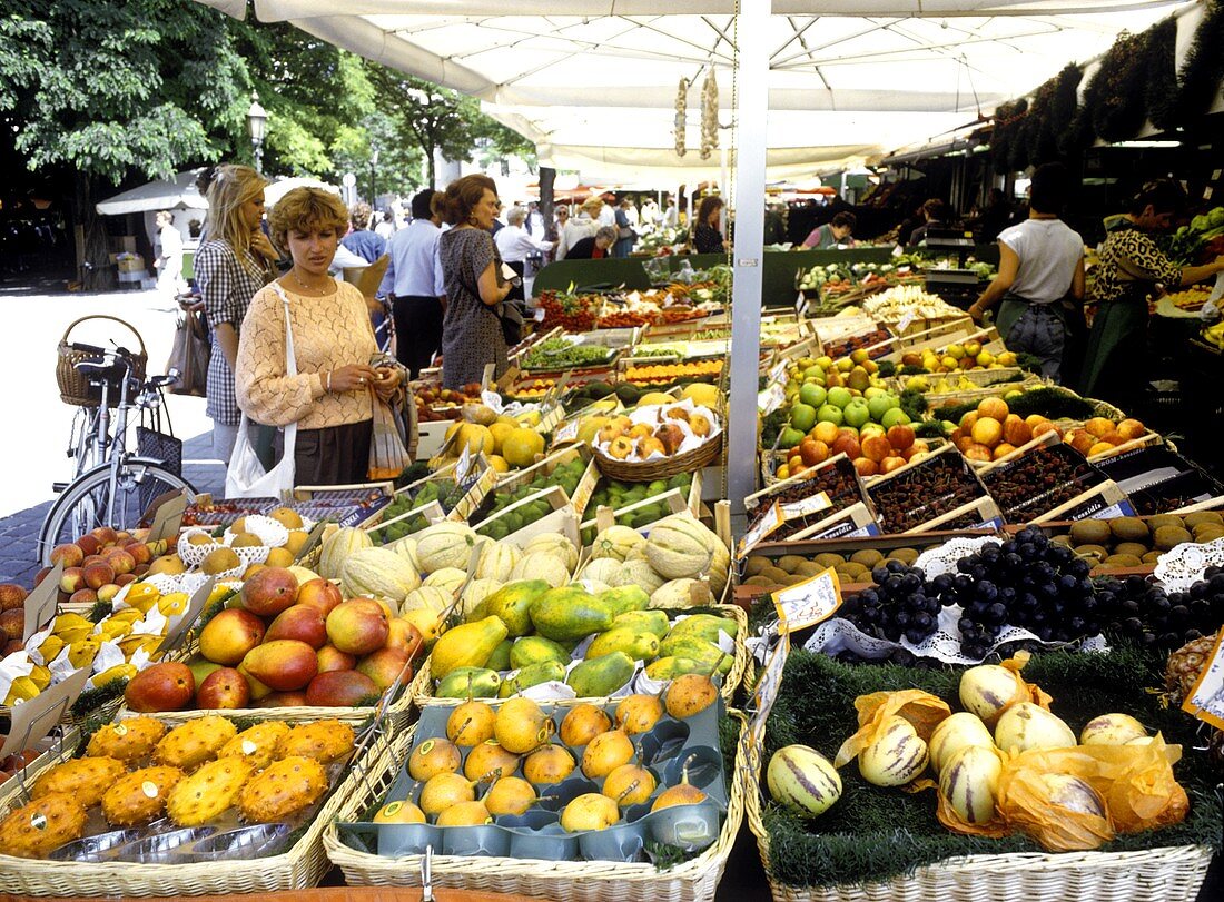 Marktstand mit exotischen Früchten, Obst und Gemüse