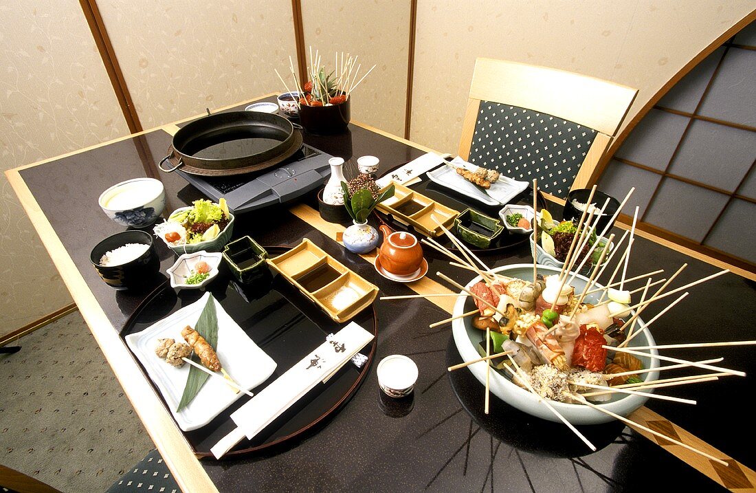 Kushi (japanische Spiesse) auf gedecktem Tisch
