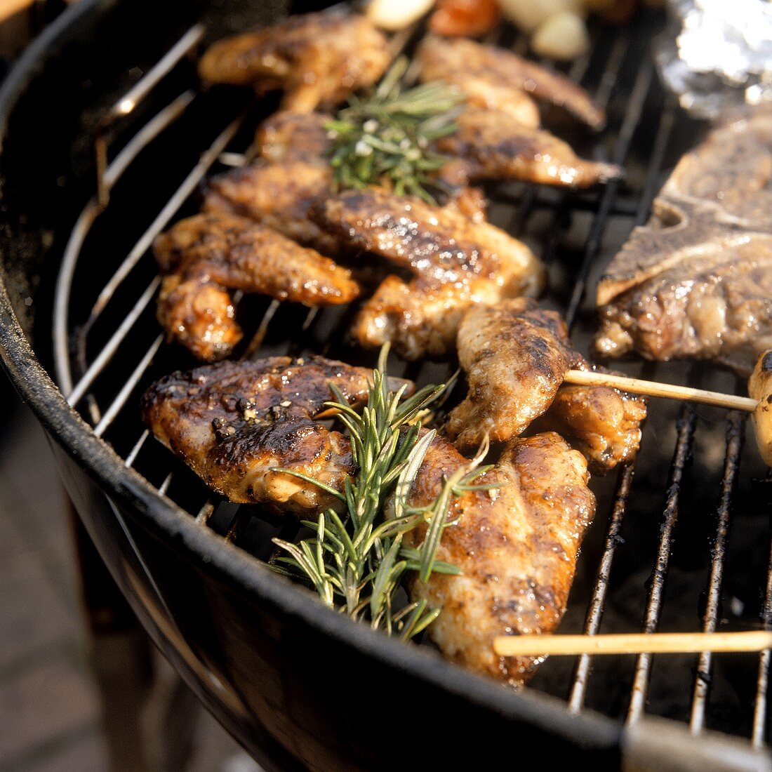 Barbecued chicken wings with rosemary