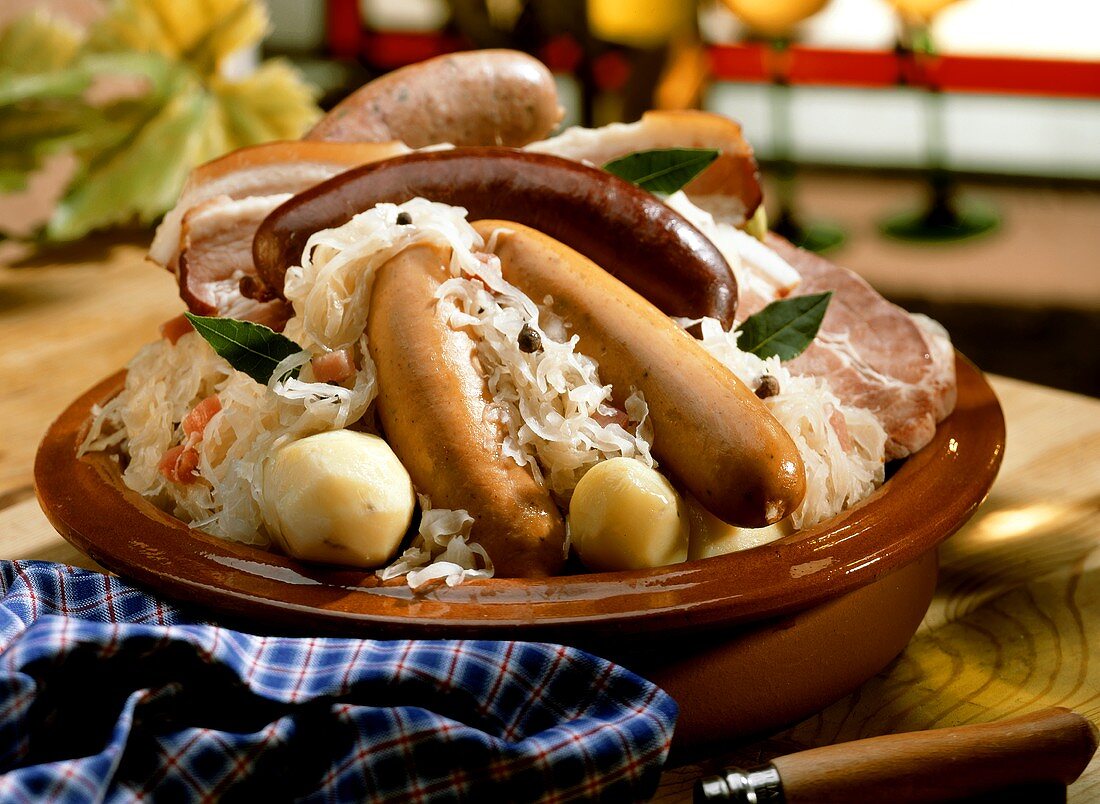 Schlachtplatte mit Sauerkraut und Kartoffeln aus dem Elsass