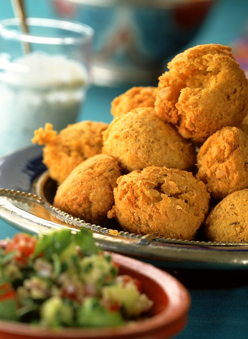 Arabische Buchweizenklösschen mit Blattsalat