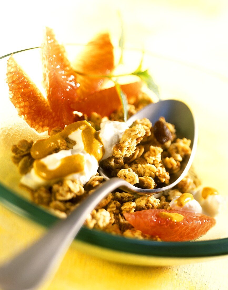 Knuspermüsli mit Aprikosen-Joghurt und rosa Grapefruit