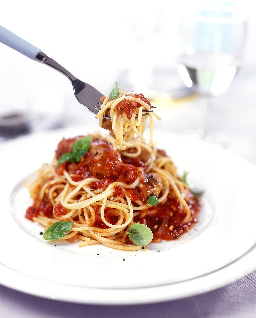 Spaghetti al pomodoro (Spaghetti with tomato sauce & basil)