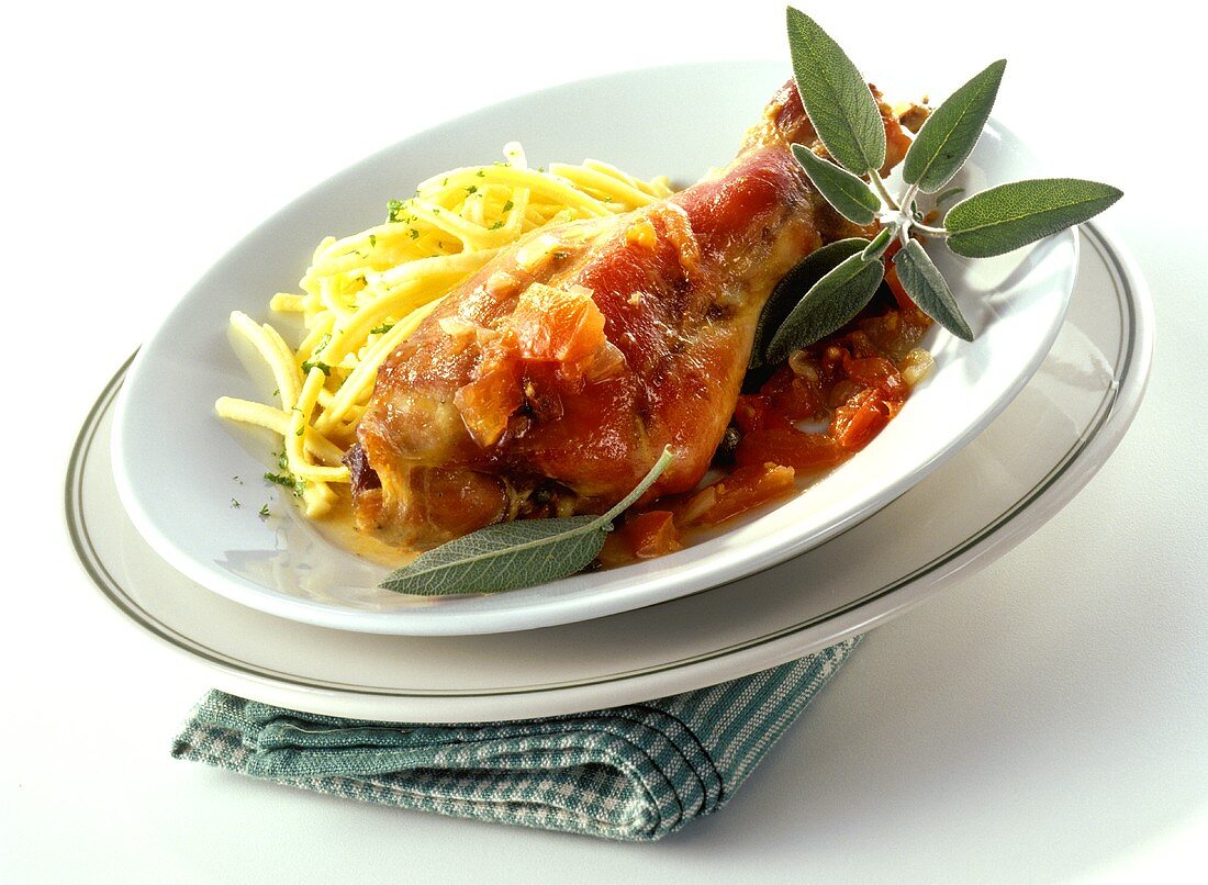 Geschmorte Kaninchenkeulen mit Spätzle, Tomaten, Salbei