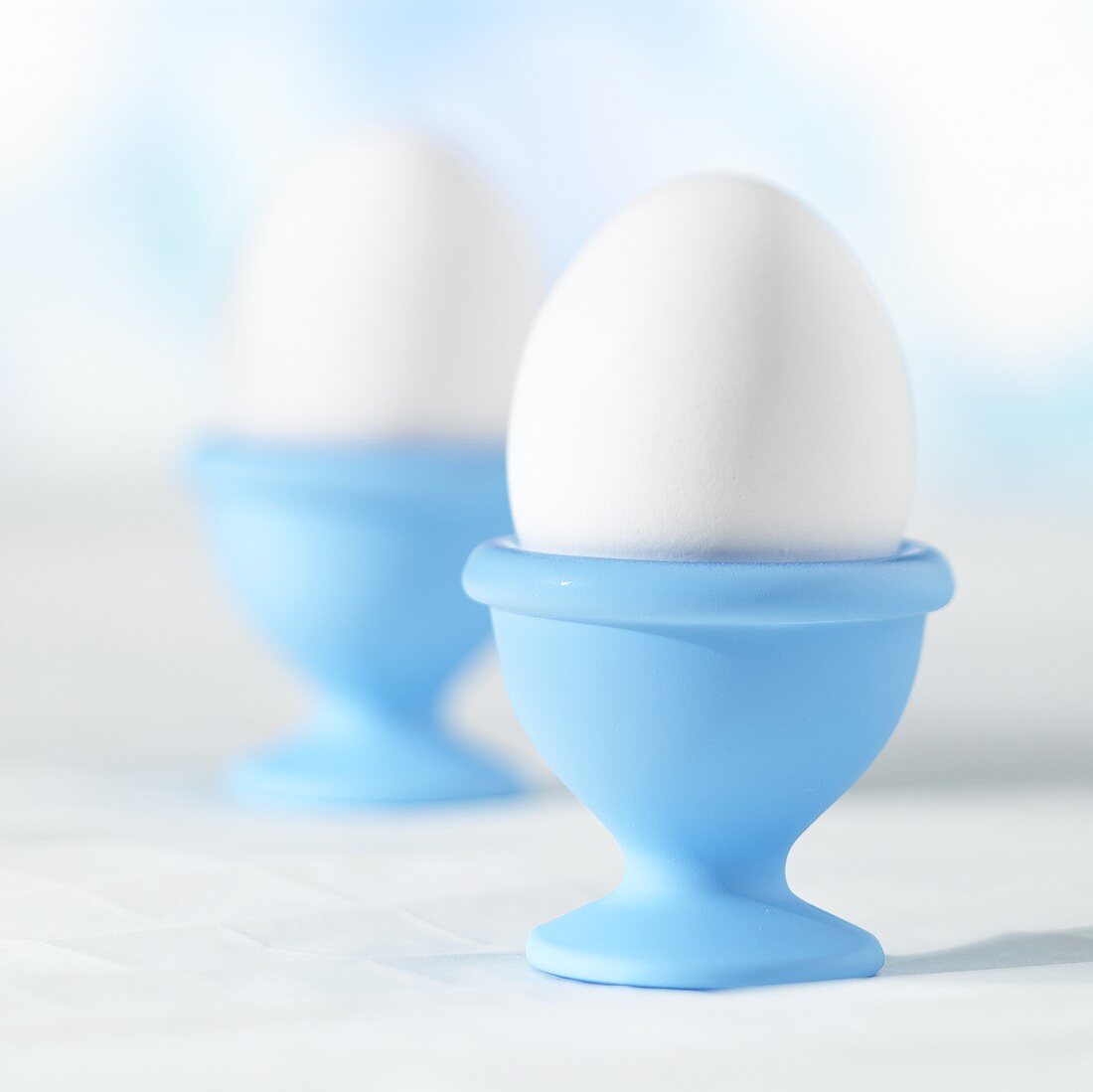 Gekochte Eier in hellblauen Eierbechern