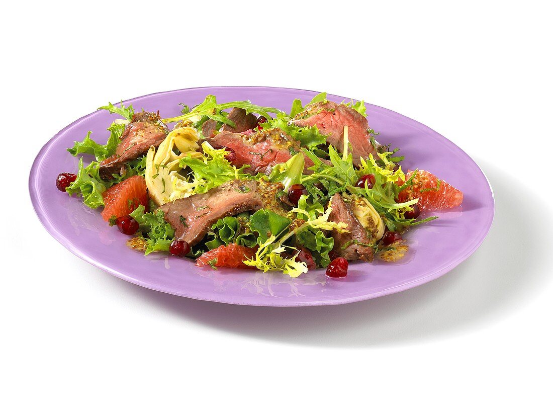 Blattsalat mit Rindfleisch, Grapefruit und Granatapfelkernen