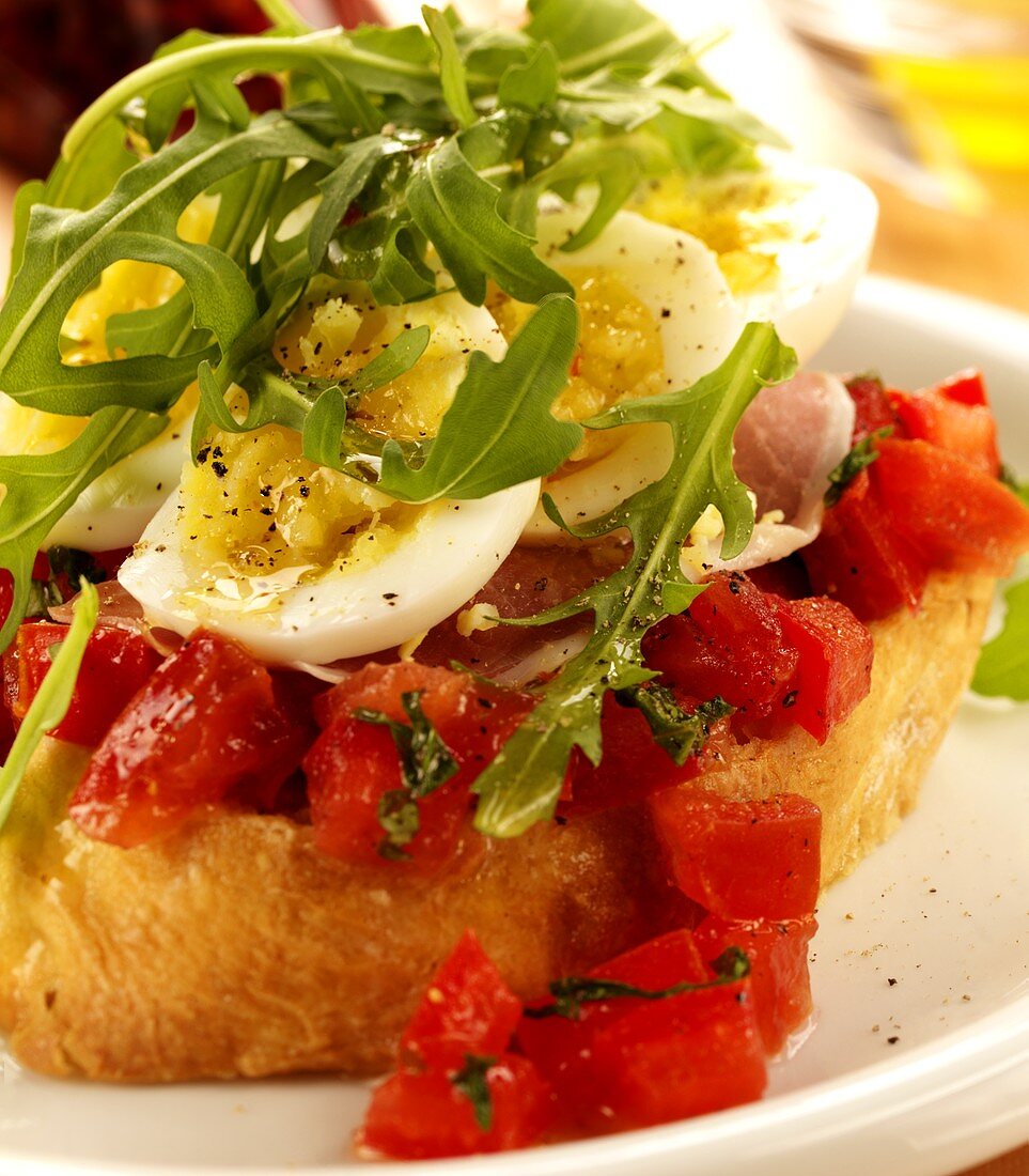 Bruschetta con l'uovo (Röstbrot mit Tomaten, Ei & Rucola)