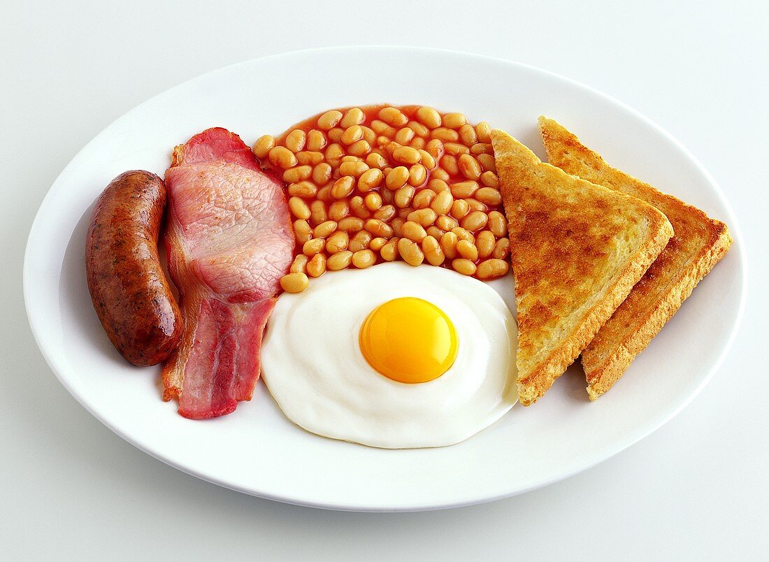 Englisches Frühstück mit Spiegelei, Bohnen, Toast und Wurst