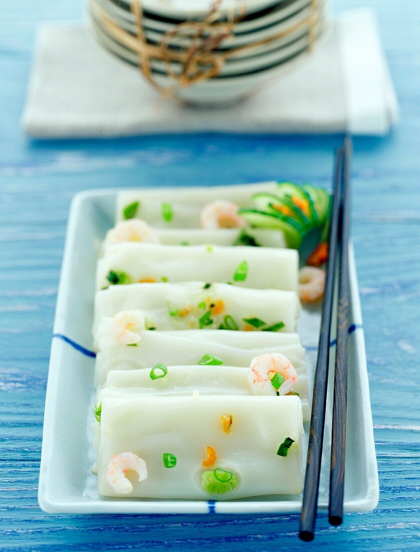 Steamed Chinese rolls with shrimps and vegetables