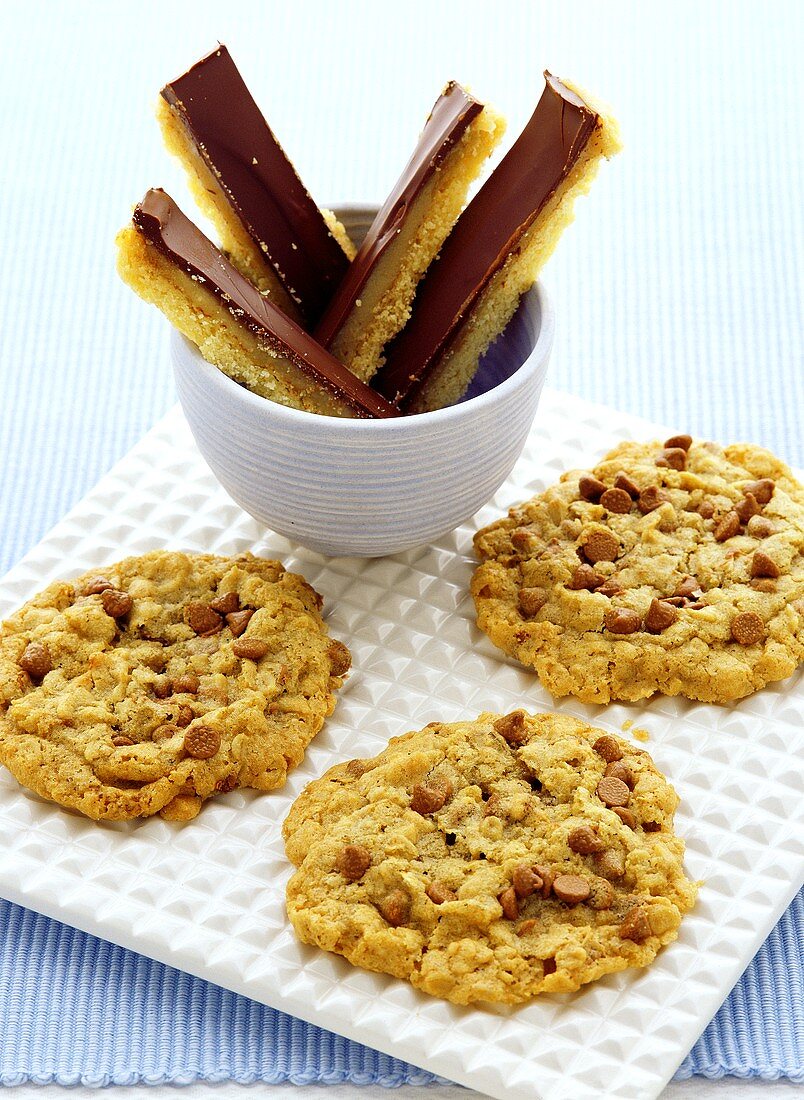 Chocolate Chip Cookies und Schokoladenstangen