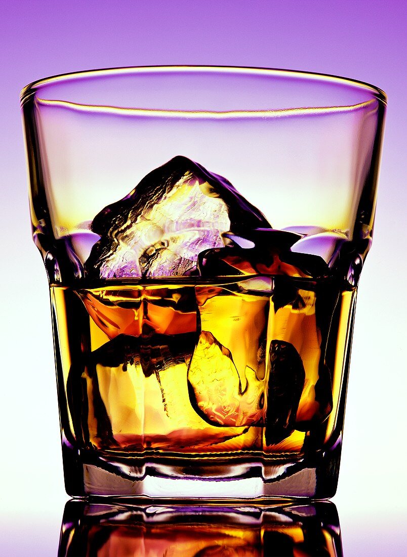 Glas Whiskey mit Eiswürfeln