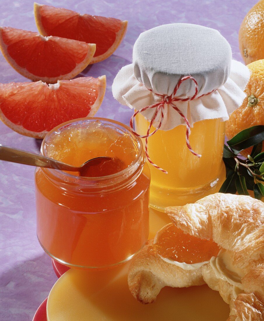 Orangenmarmelade und Blutorangenmarmelade mit Croissant