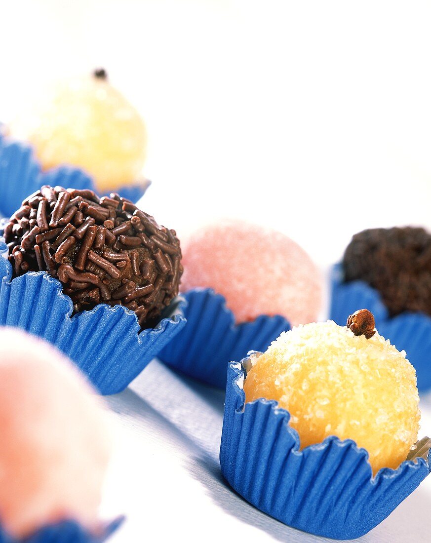 Brasilianisches Konfekt: Beijinho, Brigadeiro, Bicho-de-pe